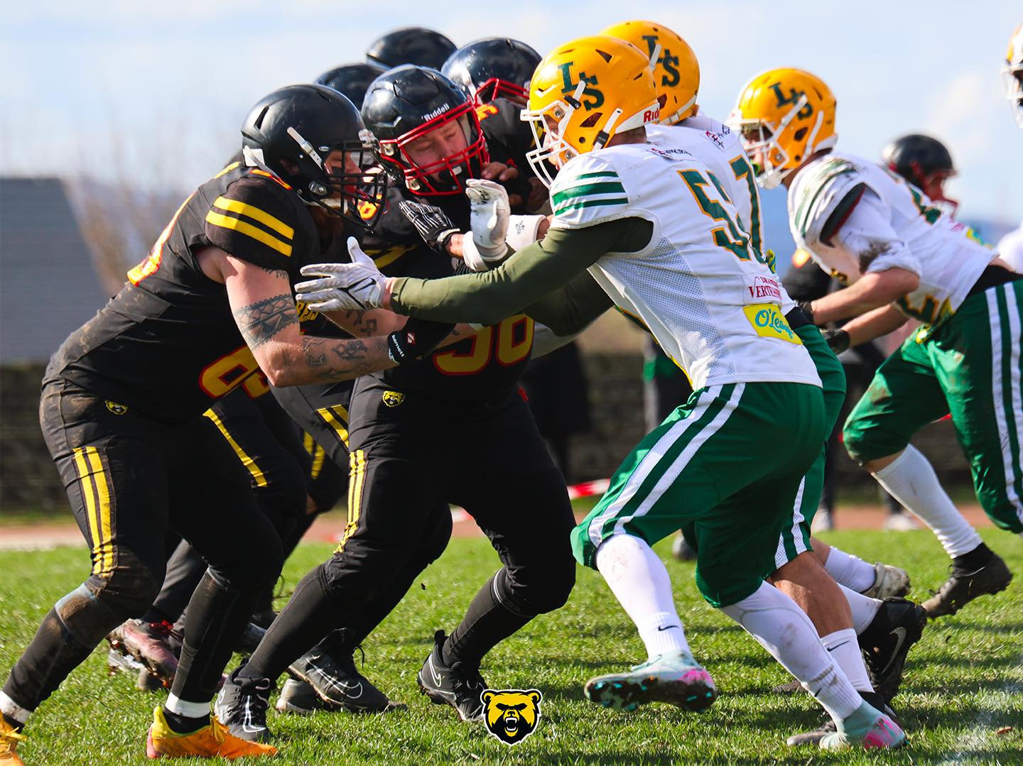 Duel de ligne pendant une action de football américain