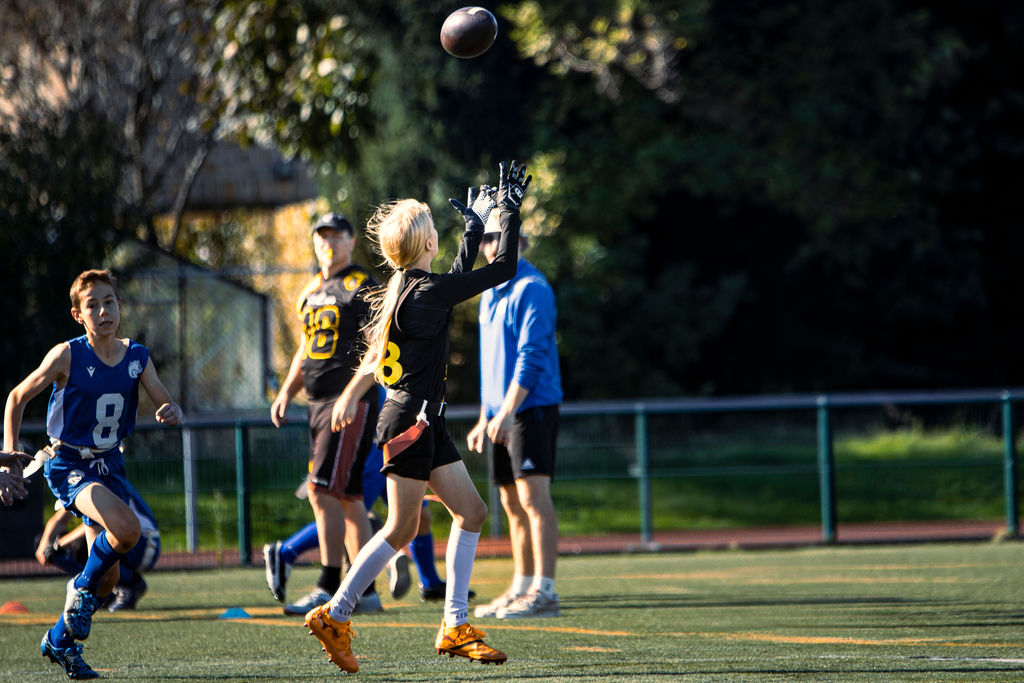 Jeune joueuse des Andenne Bears à la réception d'une passe en flag football